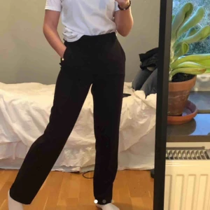  - Jättefina mörkbruna kostymbyxor, köpta här på Plick men från början från mango! Säljer bidra då dem tyvärr inte passade mig! 