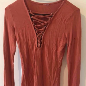  - Topp från Gina Tricot. Använd men fint skick. Har en prick på kameran på min telefon så det är alltså inte en prick på tröjan!