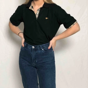  - Svart t-T-shirt från Burberry. Möts upp i Malmö annars står köparen för frakten. Frakt: 60 kr