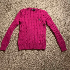  - rosa/lila kabelstickad från Ralph lauren. Kan skickas  