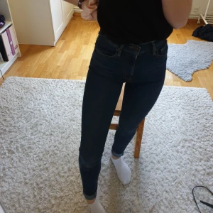  - Helt nya Levis jeans i toppskick."Mile high super skinny" storlek 24. Mörkblå färg och bra kvalité men kommer inte till användning 💓