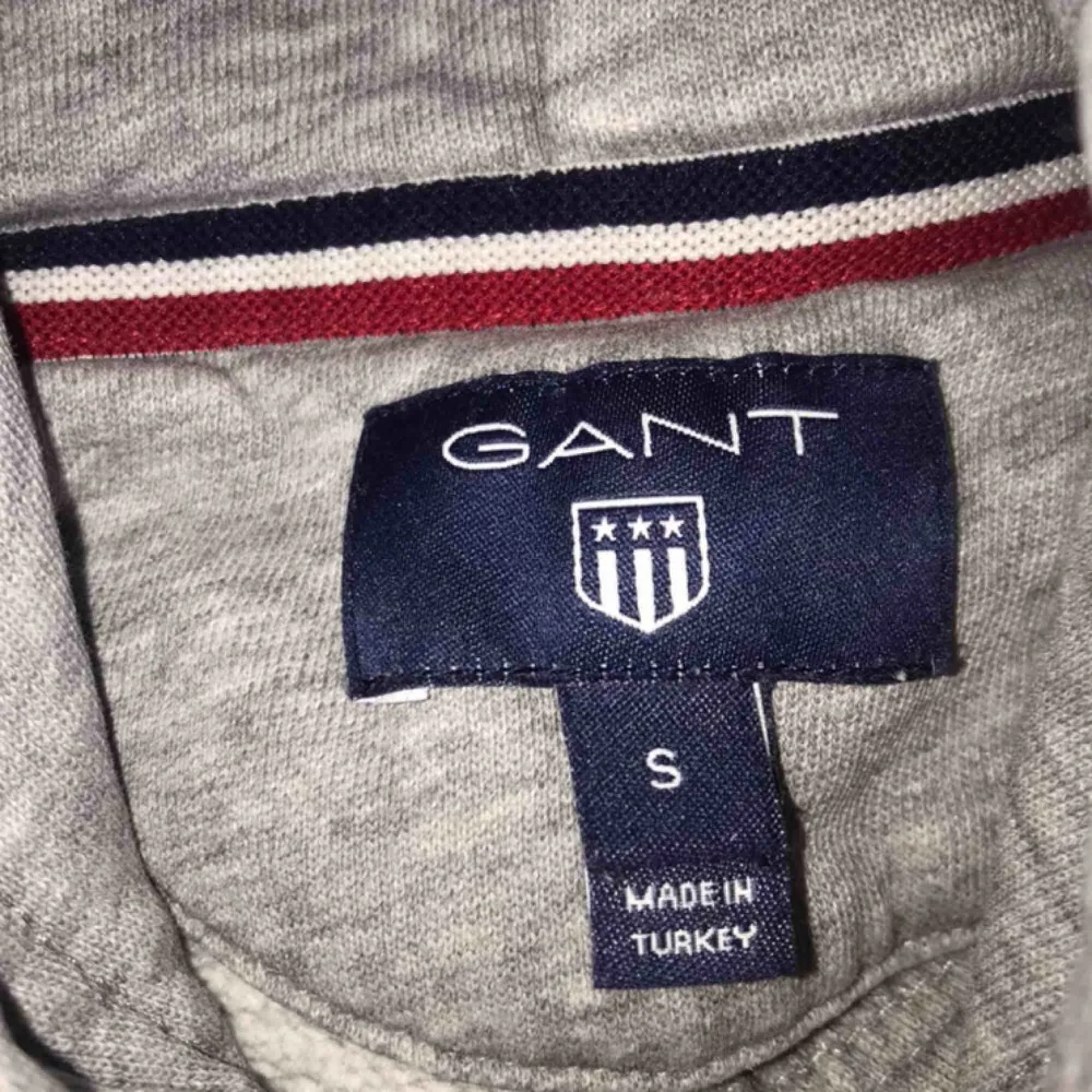 Gant hoodie i stl S, mycket bra skick, säljer då den inte riktigt kommer till användning, köp 2 grejer från min sida och få den billigaste för 50%!. Hoodies.