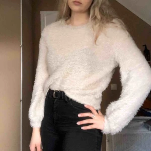  - Supermysig fluffig tröja från Gina Tricot i vit/créme färg. Omärkbart använd två gånger så alltså i nyskick! Armarna är lite vidare längst ner. Köparen står för eventuell frakt 😇❤️