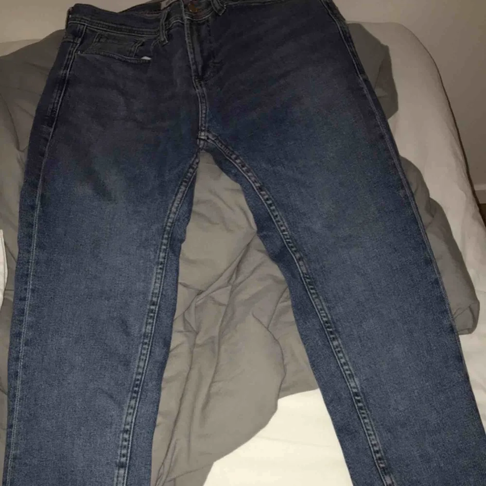 Fina rätt slim/relaxed fit jeans från Zara. Passar bra på mig som är 170-180.   Hämtas i Stockholm . Jeans & Byxor.