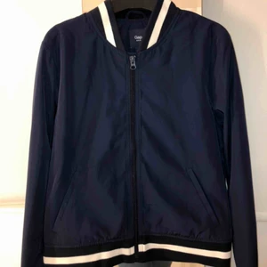  - Marinblå Bomberjacka från gap, använd fåtal gånger