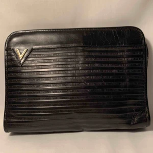  - Valentino necessär. Utgör själv skick utifrån bilderna. Köparen står för frakt. DM vid behov vad fler bilder eller frågor.