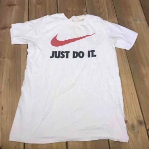  - En tröja från nike. använd men i gott skick. har blivit lite blekt runt halsen därefter priset. 