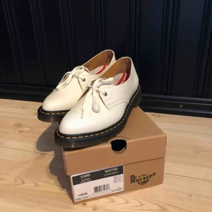Dr martens  - Jag säljer mina helt nya oanvända Dr. Martens i modellen Siano storlek 43.