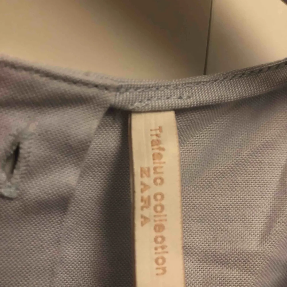 Super fin blus från Zara Frakt står köparen för . Blusar.