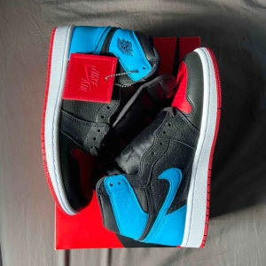  - HELT NYA, oanvända Air Jordan 1 retro HIGH NC to Chi storlek 38,5. med tags och allt! Tar bud från 1700. Köp direkt pris - 2000kr Möts i Sthlm eller fraktar mot delad fraktkostnad. Hör av er om ni undrar något :)