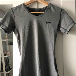  - Grå träningströja. Helt oanvänd förutom när jag provade den. Priset kan diskuteras! 