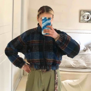  - Blå rutig jacka från Urban Outfitters💙💙 nästan oanvänd! Möts upp i Stockholm 🦋🦋