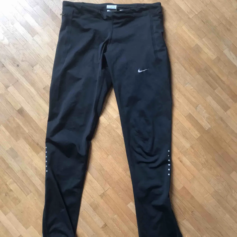 Nike dri-fit leggings size S with a zipper pocket and a phone pocket. Full length with zippers at the bottom as well. Selling because they’re too small for me, retail price is 600kr selling for 150kr!. Jeans & Byxor.