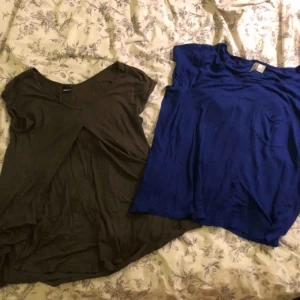 Tröjor - Fina t-shirts! 1 för 25, 2 för 35. Passar S. I fint skick. Skriv så skickar jag fler bilder 🥰🥰frakten kostar 44 kronor 