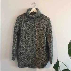  - Mysig stickad polotröja. 