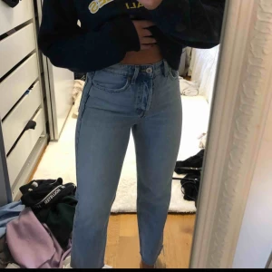  - Ett par blåa zara jeans, de är valniga i storlek å ja är 1,68 cm lång! Frakt - 80kr