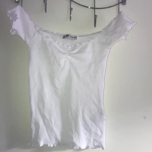 Topp - Jätte gullig topp från new yorker använd max en ggn🥰 köppt för: 59 mitt pris: 20 💞 (lite skrynklig pga tvätten men stryker såklart innan den levereras (: )