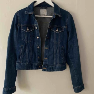  - Jeansjacka från Zara! Liten i storleken så passar även xs/s. 100kr + frakt men kan också mötas i Sthlm