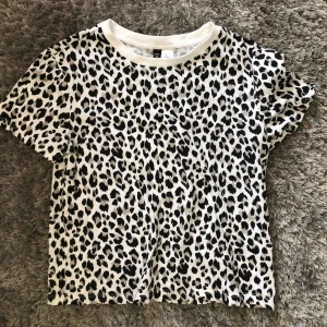  - Söt leopard topp från H&M , Ändast använt fåtal gånger! Frakt tillkommer ☺️