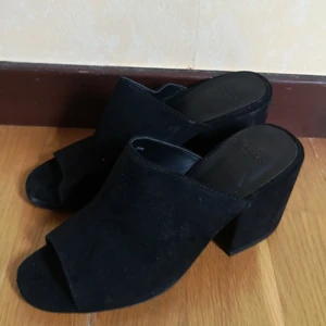 Mules Från asos - Högklackat mules från asos. storlek 36, kan kännas lite mindre i storleken så skulle nog säga mellan 35.5 - 36. använd 3 gånger