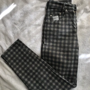 Rutiga 90-tals byxor - Super stretchiga! As snygga. Längden=går ner till fotoknölarna på mig som är 173cm. Högmidjade. Passar en liten M eller en S. Tajta, men inte jeans modellen ”skinny” OBS! MÅNGA ÄR INTESSERADE SKRIV SNABBT<3