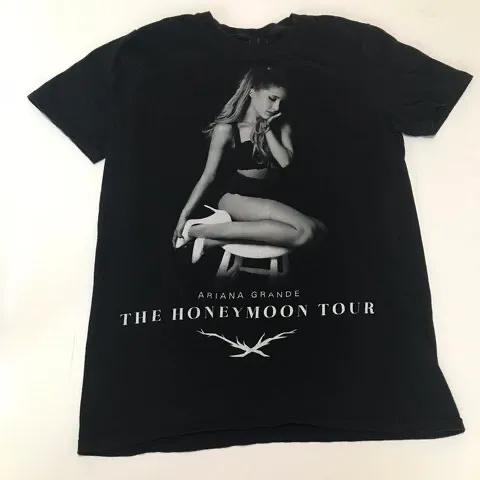Arians grande Honeymoon tour merch.   Jag köpte den på den första konserten hon hade i Sverige  Stockholm 2015. Andvänd ett få tal gånger. Köptes för 600kr och går inte hitta längre.🖤. Toppar.