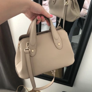 Zara väska  - Jätte bra skick eftersom inte använd! Väskan är ifrån Zara! Får plats med mycket saker trots liten väska, har tre fack!