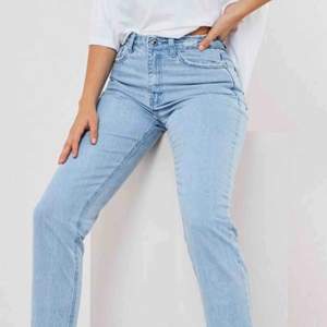 Blå high waist jeans ifrån Missguided. Sitter jätte fint på, aldrig använt (prislapp är kvar) säljer för att den var för lång för mig tyvärr:/ Jag köpte dom för 999kr och säljer för 299