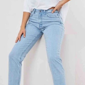  - Blå high waist jeans ifrån Missguided. Sitter jätte fint på, aldrig använt (prislapp är kvar) säljer för att den var för lång för mig tyvärr:/ Jag köpte dom för 999kr och säljer för 299