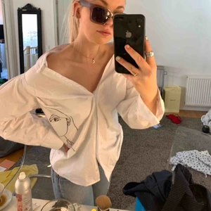  -  offshoulder tröja fr hm med tryck:)