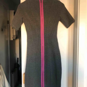  - Hm trend klänning med rosa dragkedja i ryggen