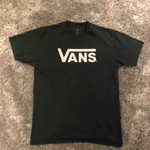  - Mörkgrön t-shirt från vans i classic fit. Nypris: 250kr Säljer den för att den har blivit för liten!