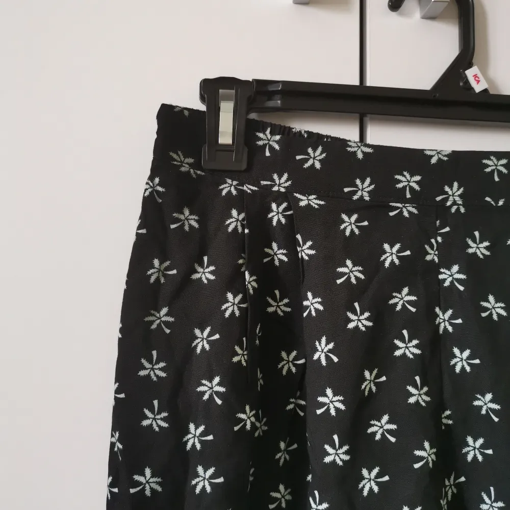 Svarta shorts med palmer från HM i storlek 38. Frakten ligger på 44 kr. . Shorts.