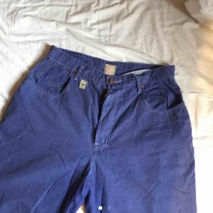  - Ett par fina secondhand byxor som tyvärr var i fel storlek :/ köpta på Plick! Ganska korta skulle passa någon runt 1,60 Frakt 42kr 