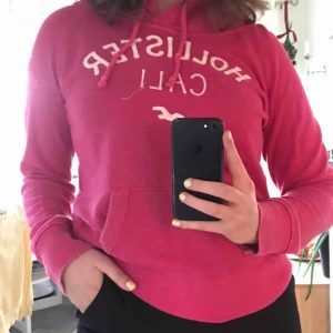 - Rosa Hoodie från Hollister i storlek L men passar framförallt på M, även S. Supermysigt lurv i luvan som gör att tröjan överlag blir mycket mysigare enligt mig. Säljs då den tyvärr inte används längre!💗