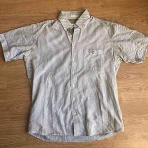Randig skjorta med korta ärmar från Jack’s sportwear. Knappt använd så i bra skick. Passar storlek M/L. Pris kan diskuteras! 