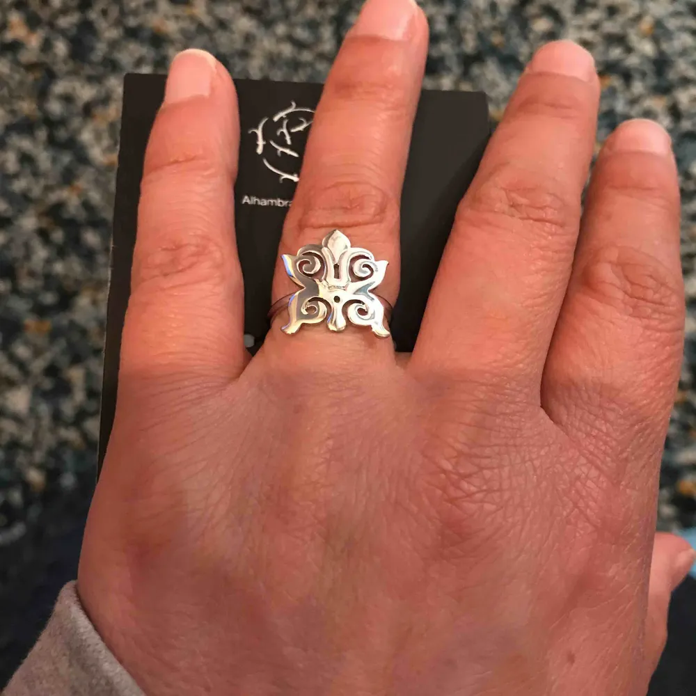 Ny ring som köpte i alhambra museet Spanien , man kan justera pris inkl frakten . Accessoarer.