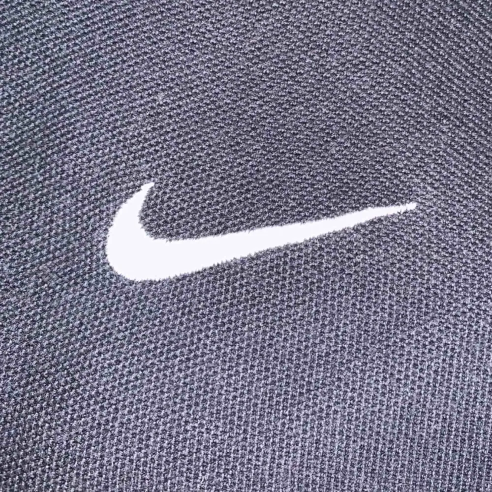 Supersnygg pikétröja från Nike i mycket fint skick, passar de flesta beroende på önskad passform, köparen står för frakten. Toppar.