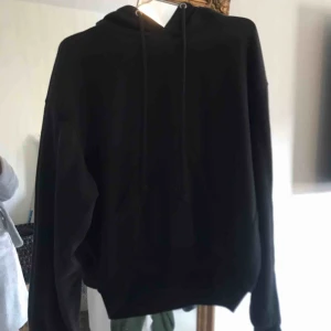 - Den perfekta basic hoodien från weekday! Stl xs men är definitivt oversized. Köpare står för frakten, hör av dig för fler bilder 😊