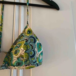  - Superfin bikiniöverdel! Spänne på framsidan, och kan regleras i storlek vid axlarna. Lappen är avklippt, men är ganska säker att den är storlek 36 eller kanske 38. 