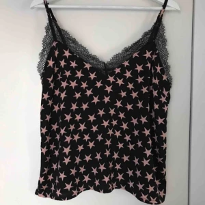  - Superfint spetslinne från h&m och deras collab med märket love stories. Den är i storlek M, men funkar lika bra till någon som har S, då den har justerbara band. Egentligen ett pyjamaslinne, men jag har endast använt det som ett vanligt linne.