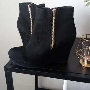 Kilklack  - Ett par oanvända kilklack skor i strl 39 endast provad ute 1 gång men dom va för stora nypris 499kr.