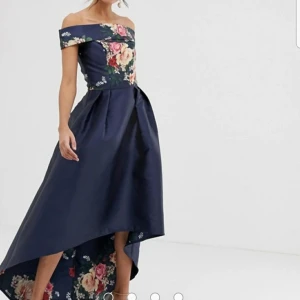 Cool och dressaf klänning  - Köpt från Asos, väldigt nöjd med passformen och bekvämligheten med att dansa i den i 6 timmar. Storlek 38, innerfodret som sybs nertill släpet är i samma blomnigt tyg som över bysten.             ( nypris 1600 kr)