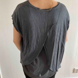  - Grå t shirt i storlek S