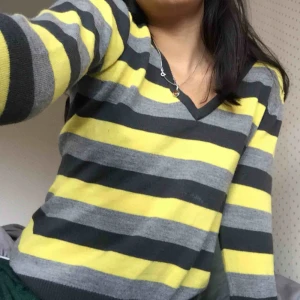  - Randig tröja med V-ringning! Kan mötas upp på söder eller fraktas! 