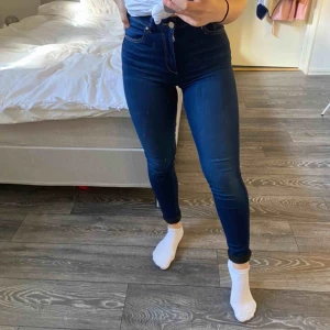  - Fina mörkblåa jeans från bikbok. Använda ett fåtal gånger, nyskick. Köparen står för eventuell frakt.