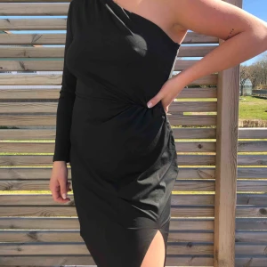  - Jättesnygg klänning från bubbleroom. Använd 1 gång så som ny. Strl 40 men passar även mindre. Skönt och strechigt tyg! Pris kan diskuteras. Köpare står för frakt. 