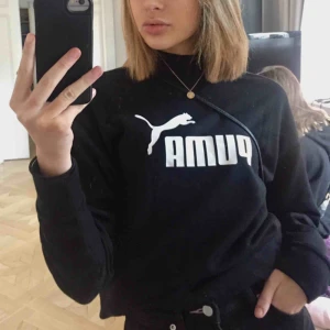  - Svart puma tröja som är sparsamt använd ⭐️ Står att det är storlek 12 i tröjan, jag är själv en S och den sitter bra på mig 😇 Kan fraktas för 63kr eller mötas upp i Falun 💙