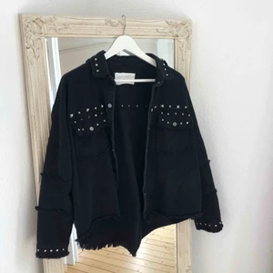  - Jeansjacka med nitar från Zara🖤 Strl M men passar även S! Köparen står för frakt 📦 