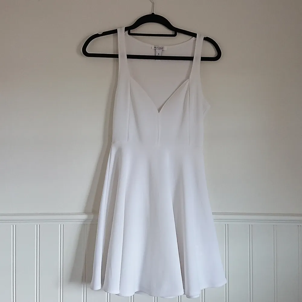Jättefin vit klänning i storlek S. Säljer då jag inte använder den, fint skick. 100 kr, köpare står för frakt 💕. Klänningar.